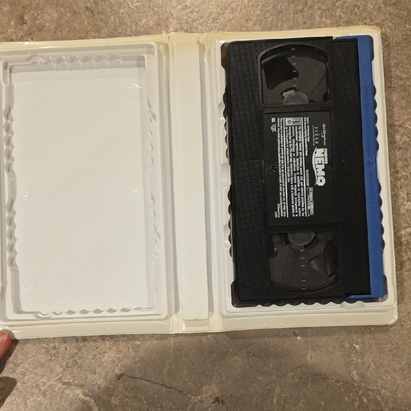 (J64) Finding Nemo VHS Tape - Blue and White - Picture 4 of 6